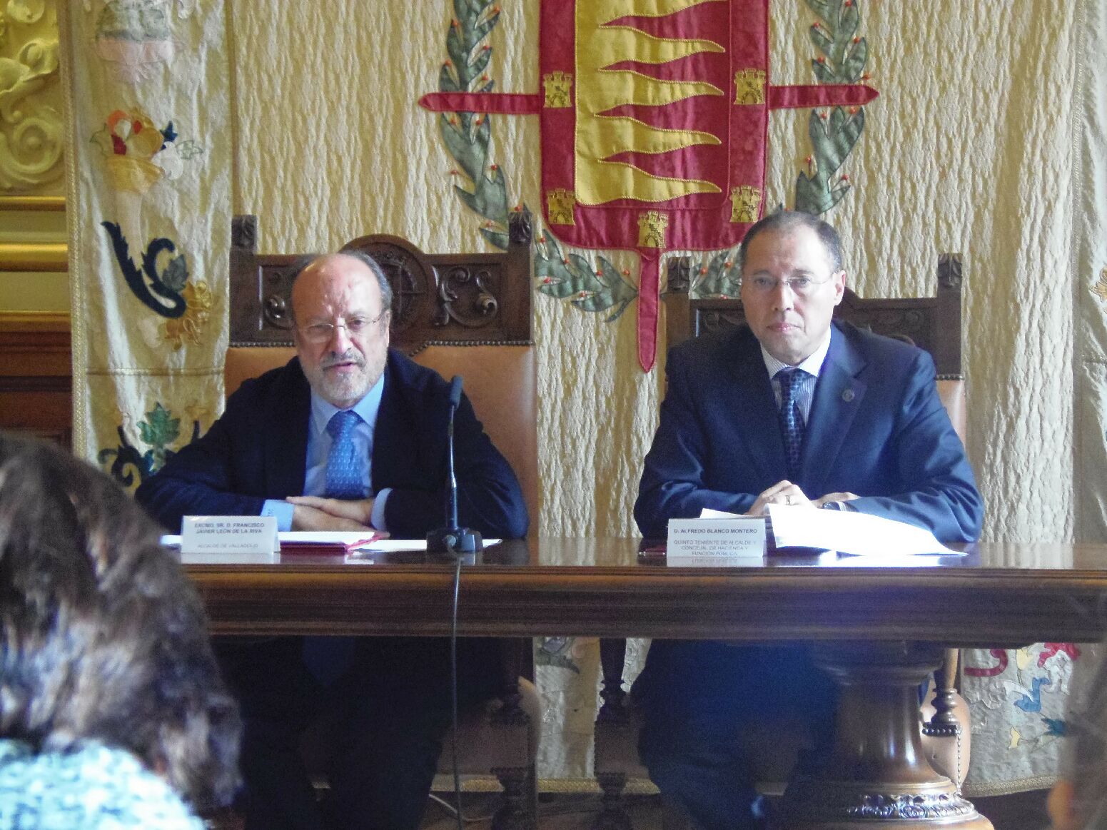 El alcalde junto al edil de Hacienda durante la comparecencia