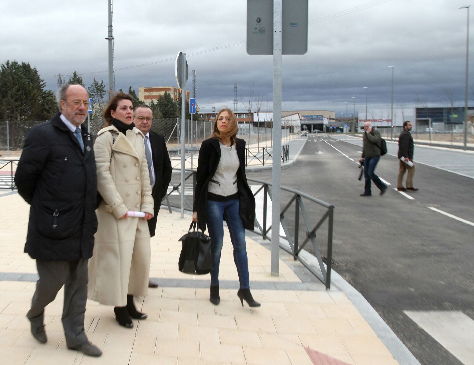 El alcalde y la concejala recorren la calle Eneldo