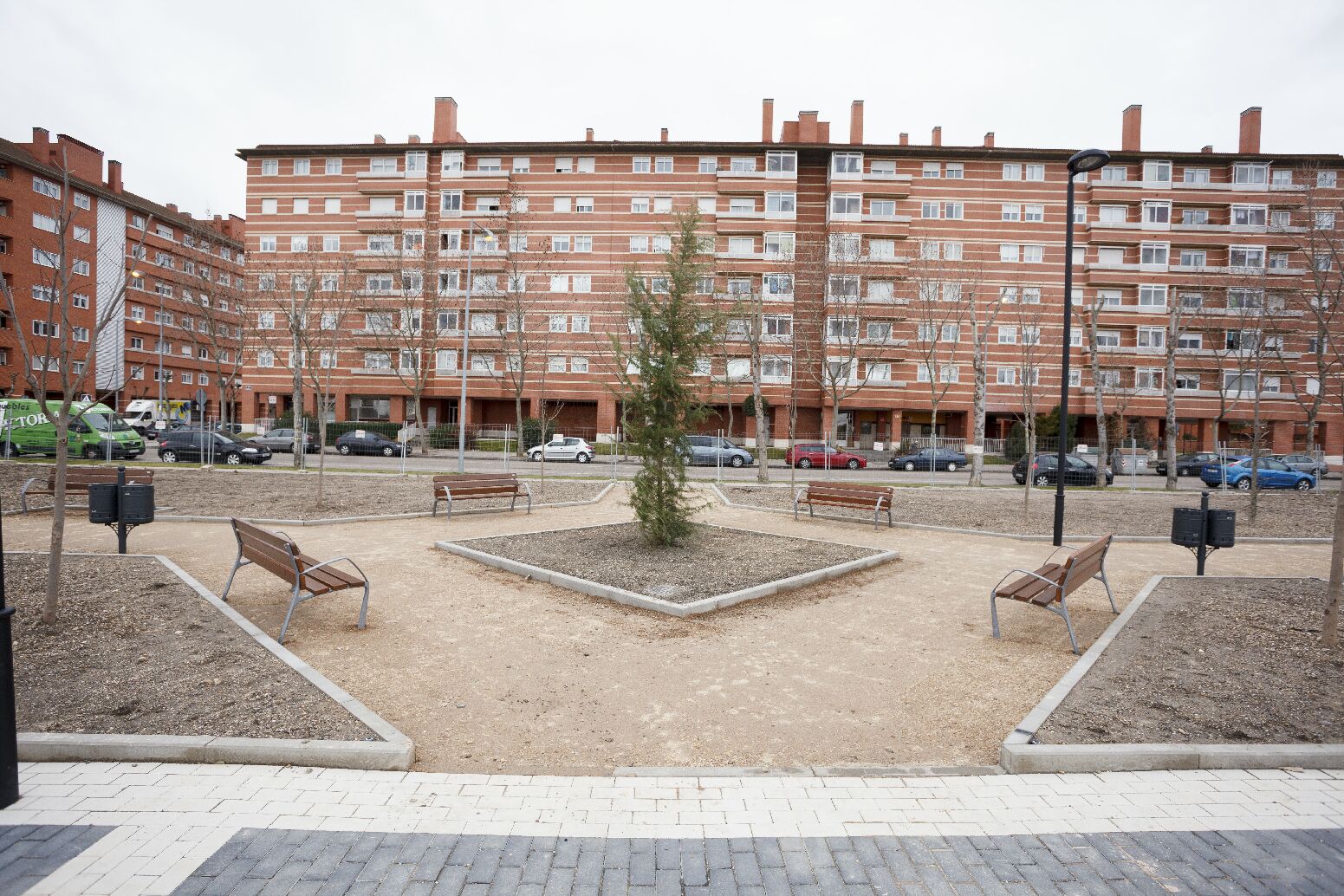 Zona verde de la nueva calle, junto a Puente Jardín