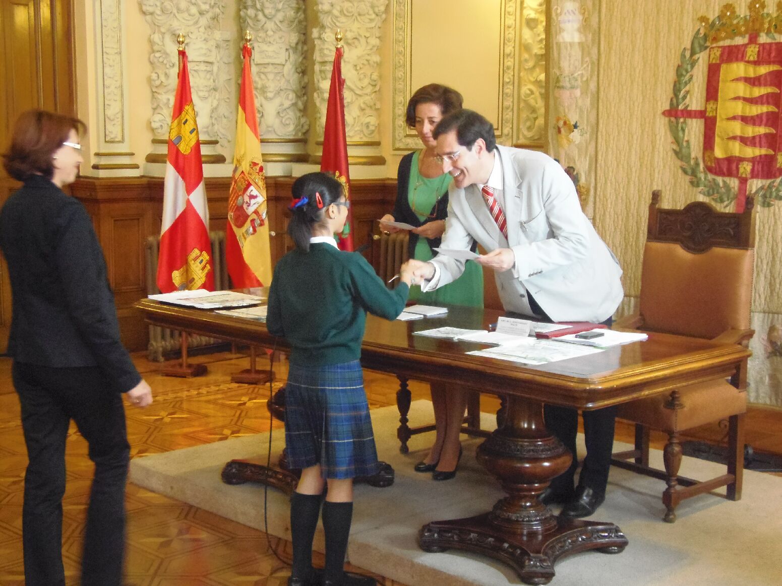 El concejal de Desarrollo Sostenible entrega uno de los premios