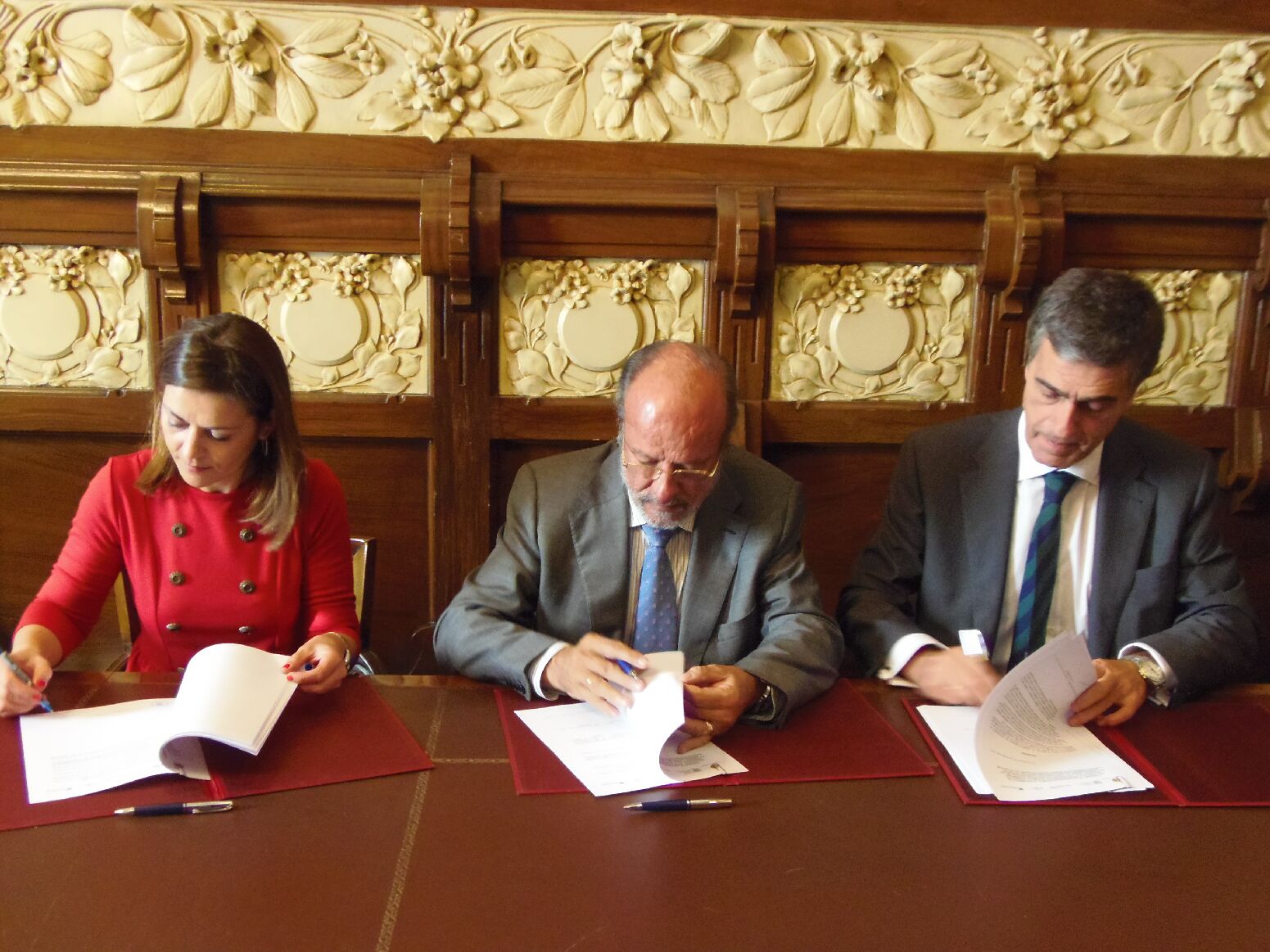 Firma del acuerdo en el despacho de Alcaldía