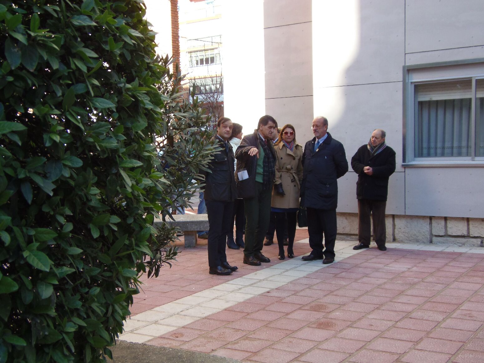 El alcalde recibe explicaciones de las obras realizadas en estas calles del ARI Rondilla