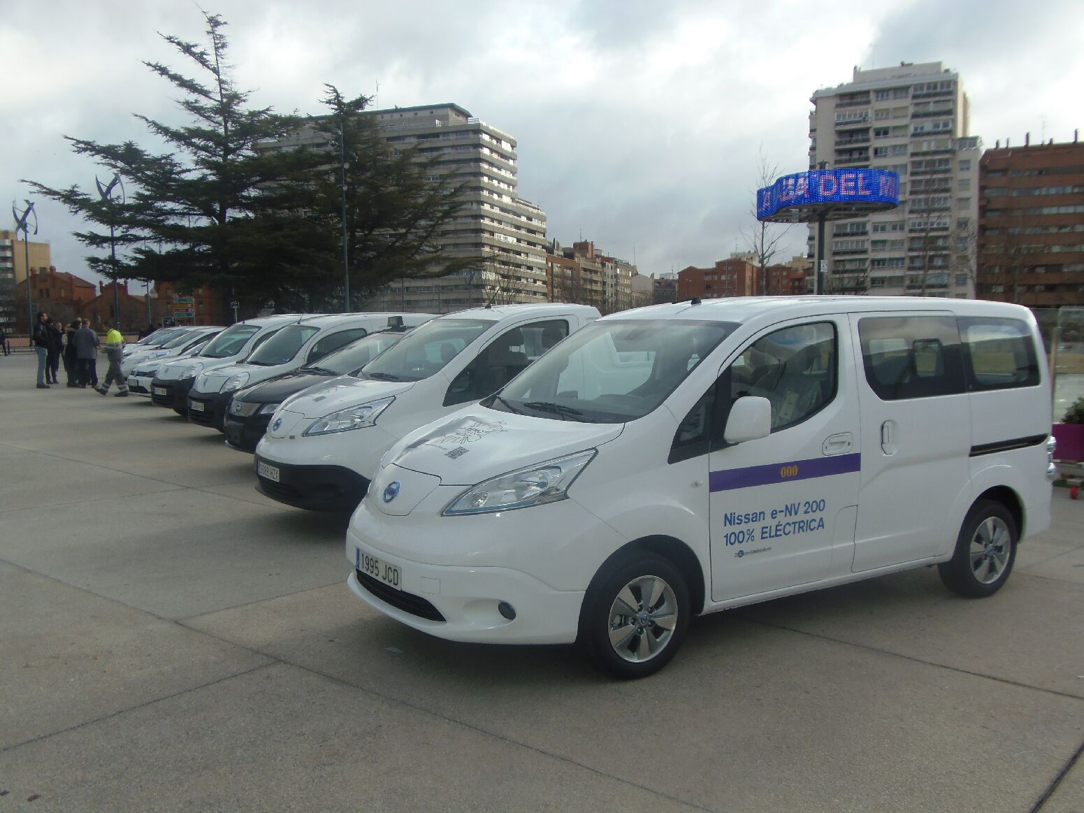 Taxis eléctricos en el exterior de la Cúpula del Milenio