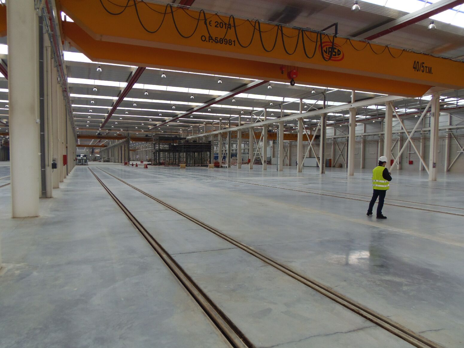 Interor de una nave, donde se aprecia su dimensión