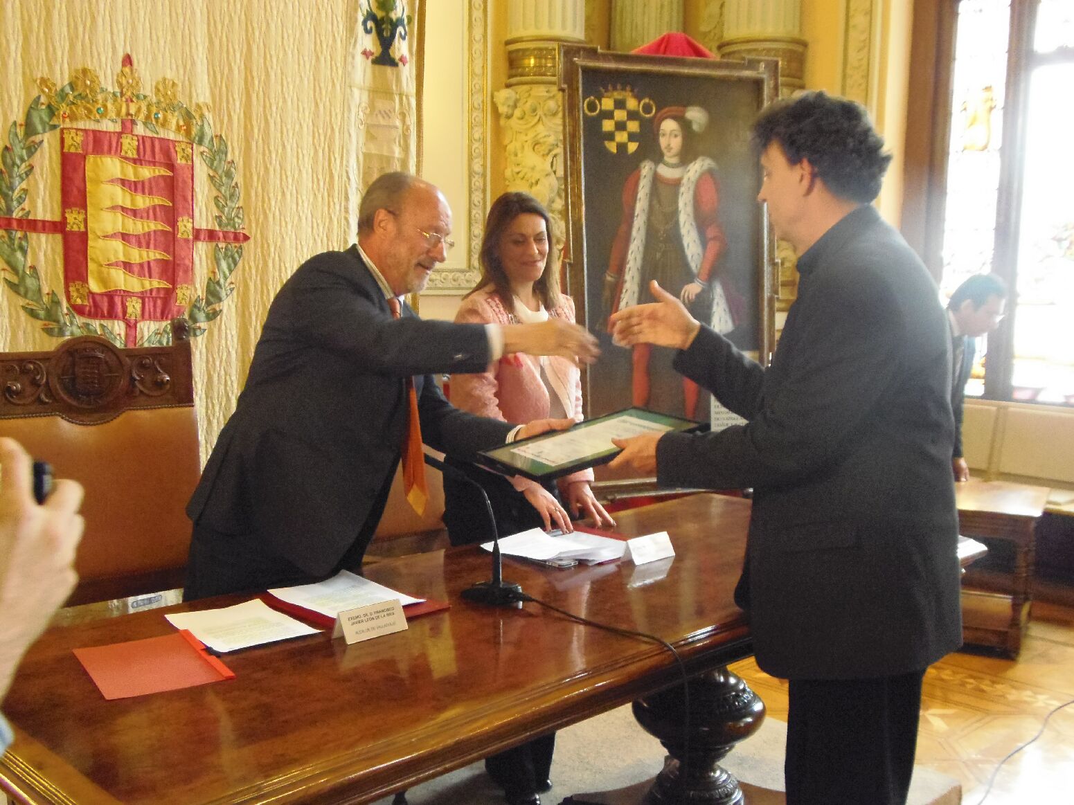 El arquitecto Gabriel Gallegos recibe su premio de manos del alcalde