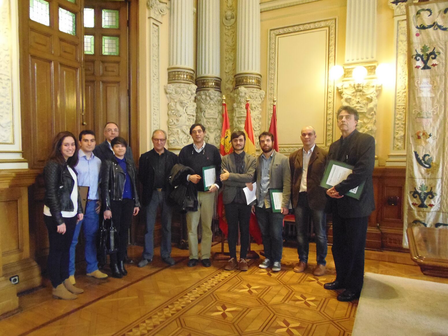 Los premiados en el salón de recepciones del Consistorio