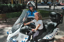 Agente de Policía Municipal con niña