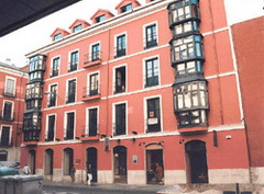 Fachada de un edificio en la calle Regalado